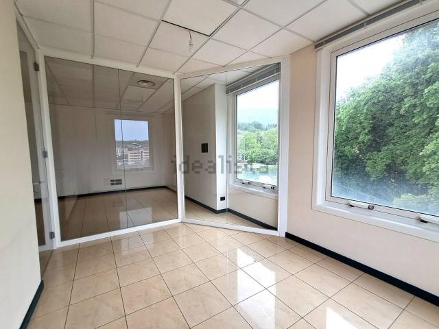 Ufficio in affitto di 81 m² in Via dell&apos Aspo