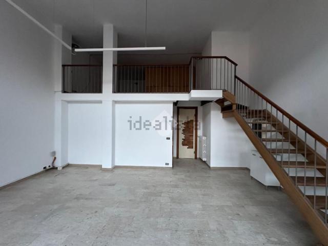 Ufficio in affitto di 82 m² in Via Fratelli Carando, 12
