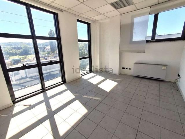 Ufficio in affitto di 83 m²
