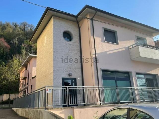 Ufficio in affitto di 90 m²