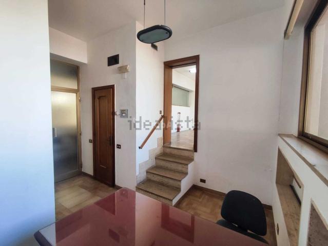Ufficio in affitto di 90 m² in Via del Torrione, 2
