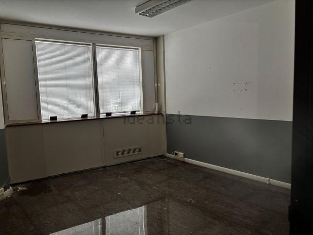 Ufficio in affitto di 90 m² in Via Fratelli Rondina, 8