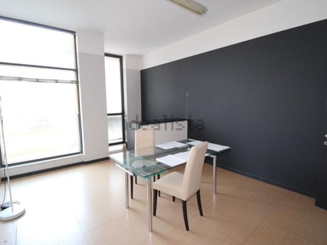 Ufficio in affitto di 90 m² in Via Monte Cimone