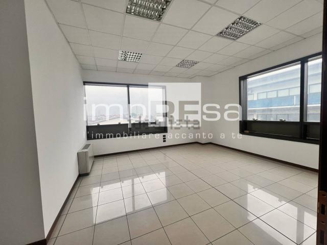 Ufficio in affitto di 90 m² in Via Milano