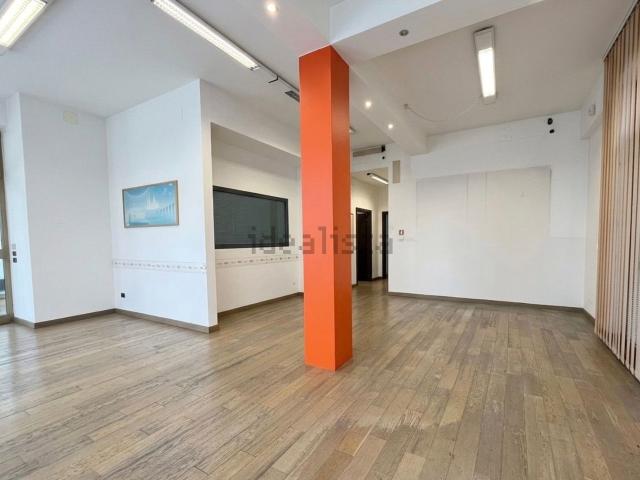 Ufficio in affitto di 90 m² in Viale Italia, 190