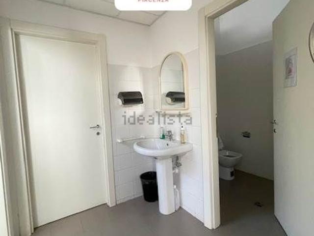Ufficio in affitto di 950 m² in Via Luigi Vigotti