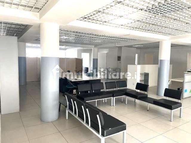 Ufficio in affitto di 960 m² in Via del Lavoro