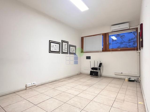 Ufficio in affitto in via l. da vinci 36, Livorno