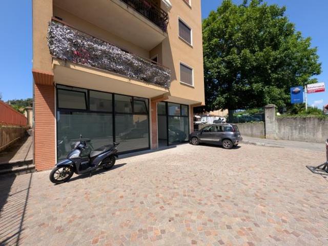 Ufficio in vendita a Angera