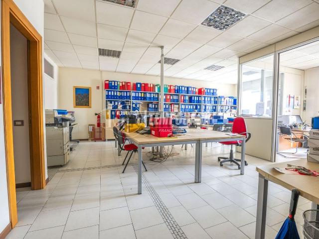 Ufficio in vendita di 105 m² in Viale dell&apos Industria
