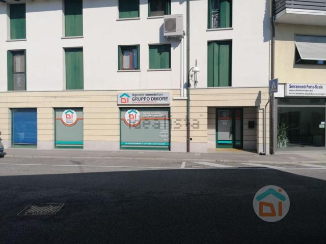 Ufficio in vendita di 107 m² in Via IV Novembre, 19