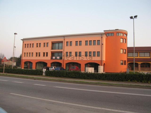 Ufficio in vendita di 108 m² in Via Euganea, 148