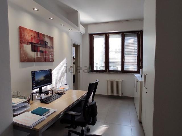Ufficio in vendita di 108 m² in Via Solferino, 15