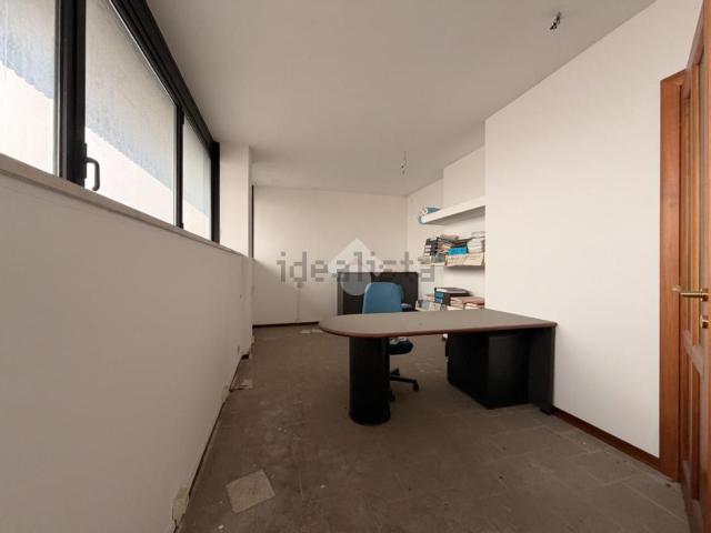 Ufficio in vendita di 70 m² in Via Edilio Raggio, 87