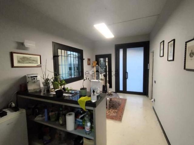 Ufficio in vendita di 100 m² in Via R. Franchetti, 158