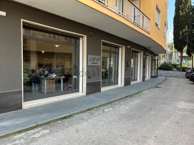 Ufficio in vendita di 100 m² in Viale della Unità D&apos Italia, 2