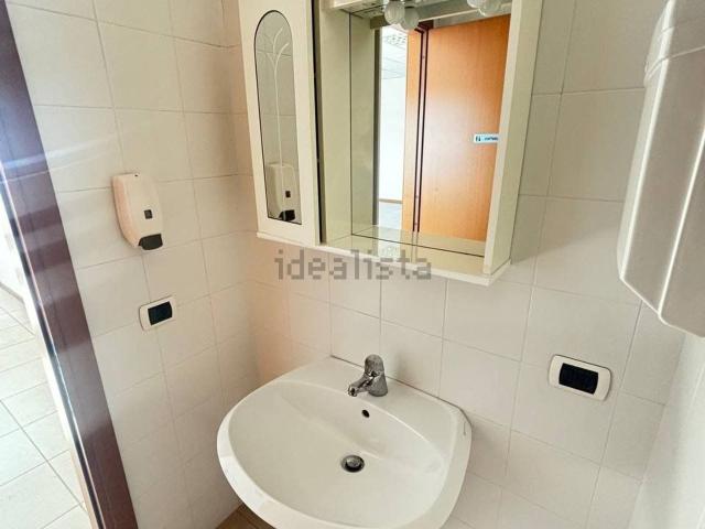 Ufficio in vendita di 101 m² in Via Emilia Parmense