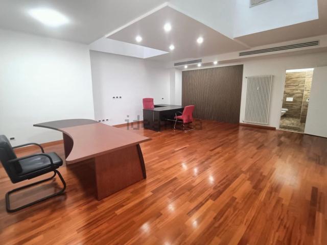 Ufficio in vendita di 102 m² in Via Montebello, 7