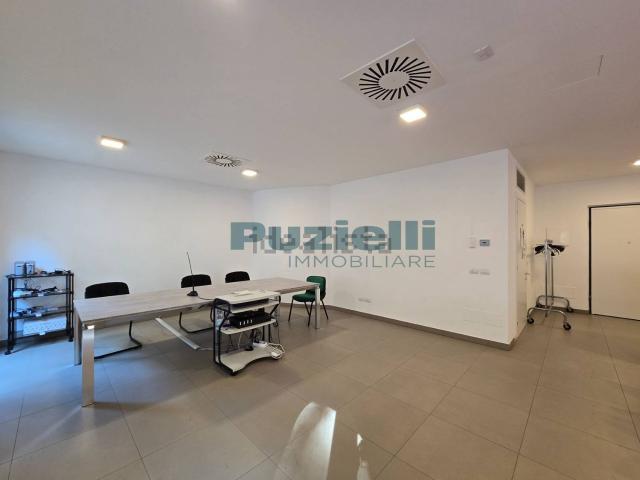 Ufficio in vendita di 110 m² in Via Ognisanti, 21