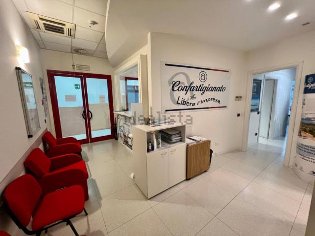 Ufficio in vendita di 110 m² in Via del Commercio, 1