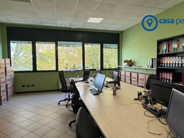 Ufficio in vendita di 110 m² in Via Luigi Einaudi, 31