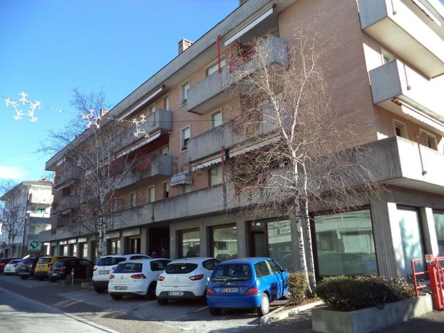 Ufficio in vendita di 112 m² in Via Divisione Julia