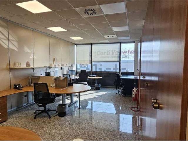 Ufficio in vendita di 125 m² in Viale del Lavoro, 33