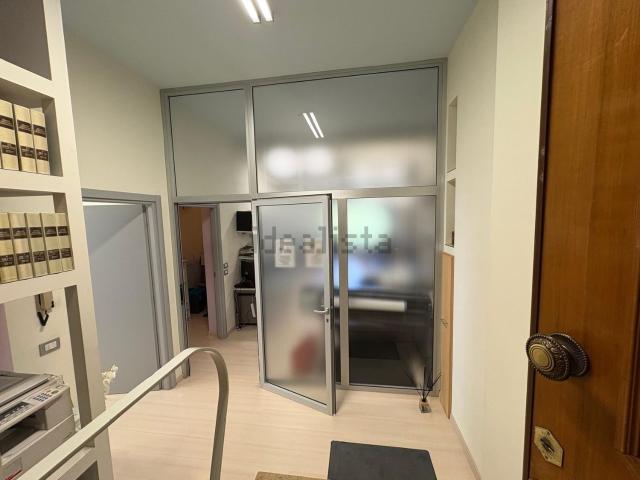 Ufficio in vendita di 126 m² in Via Campania