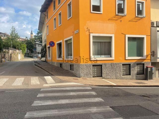Ufficio in vendita di 128 m² in Via Lodovico Festari