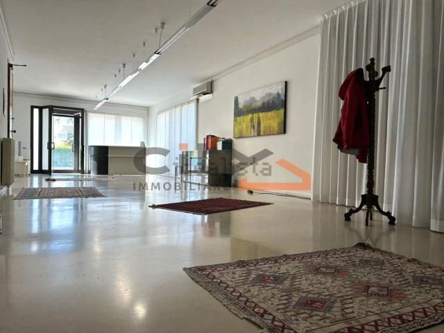 Ufficio in vendita di 120 m² in Via Generale G. Giardino