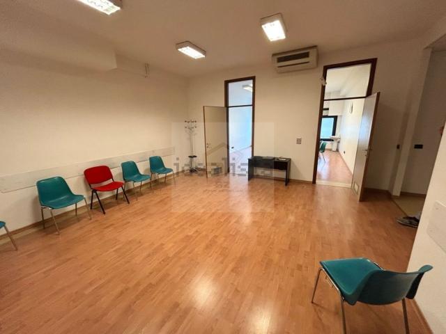 Ufficio in vendita di 120 m² in Via Venezia, 59