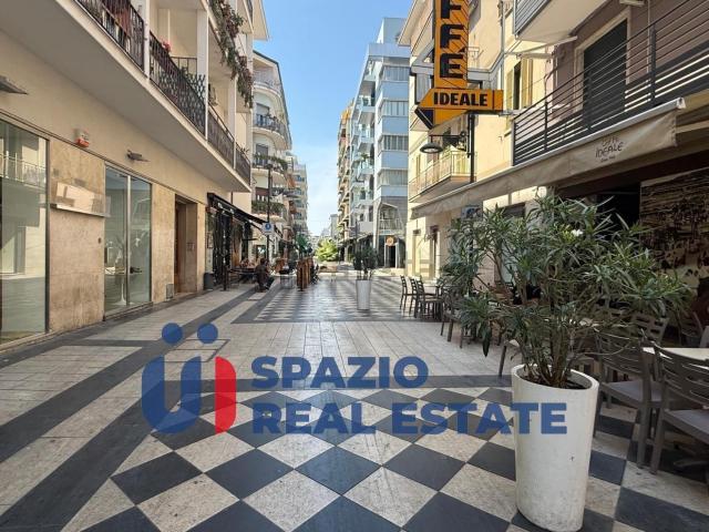 Ufficio in vendita di 121 m² in Via C. Battisti, 44