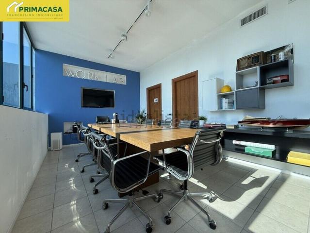 Ufficio in vendita di 134 m² in Via delle Industrie