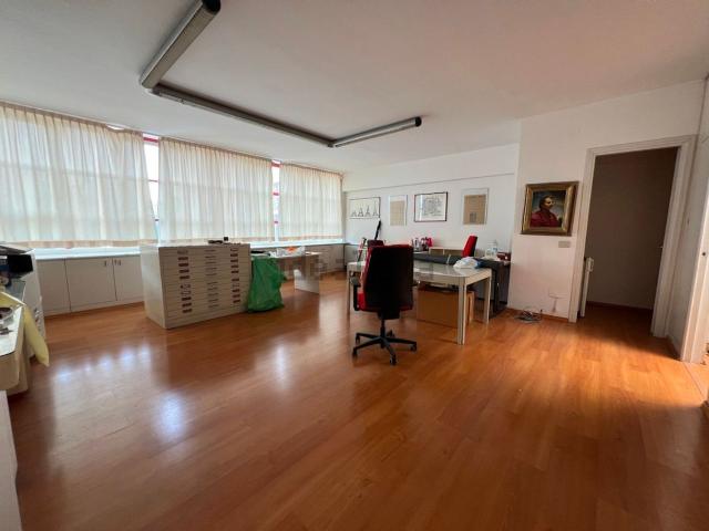 Ufficio in vendita di 135 m² in Via Mario del Monaco
