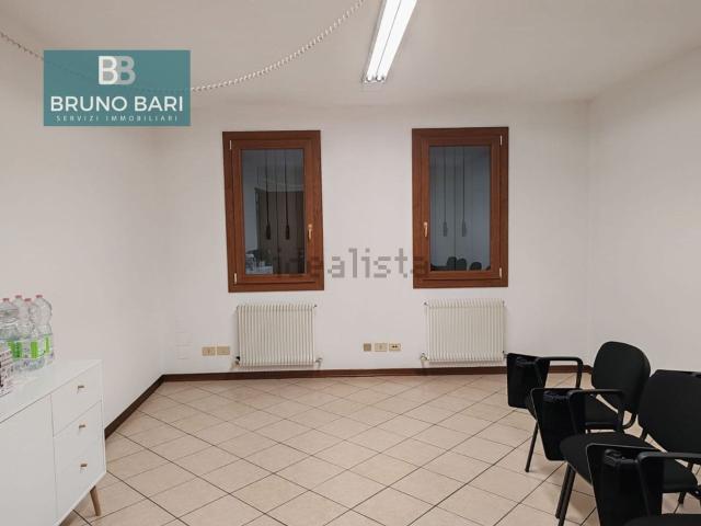 Ufficio in vendita di 135 m² in Via Cortina