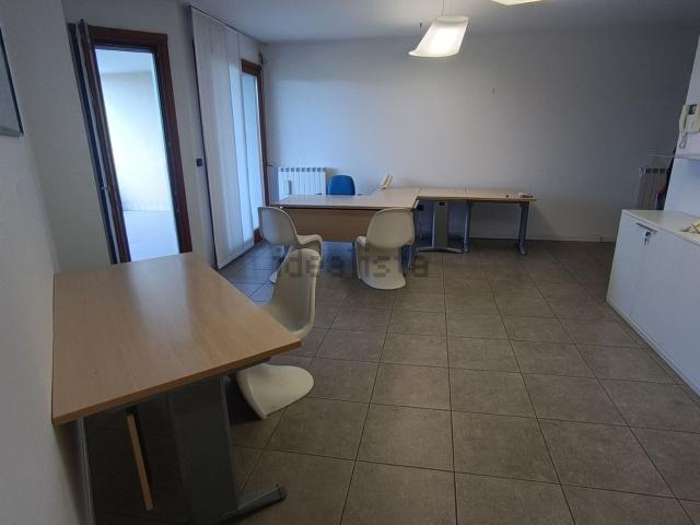 Ufficio in vendita di 135 m² in Via Riccardo Zandonai, 12