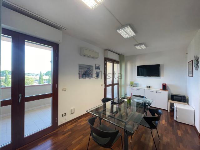 Ufficio in vendita di 130 m² in Via Anna Magnani