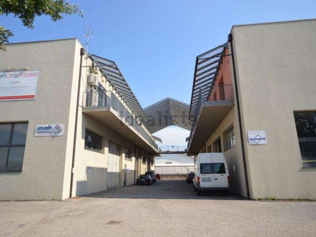 Ufficio in vendita di 130 m² in Via delle Arti