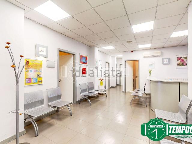 Ufficio in vendita di 130 m² in Via Edilio Raggio, 73