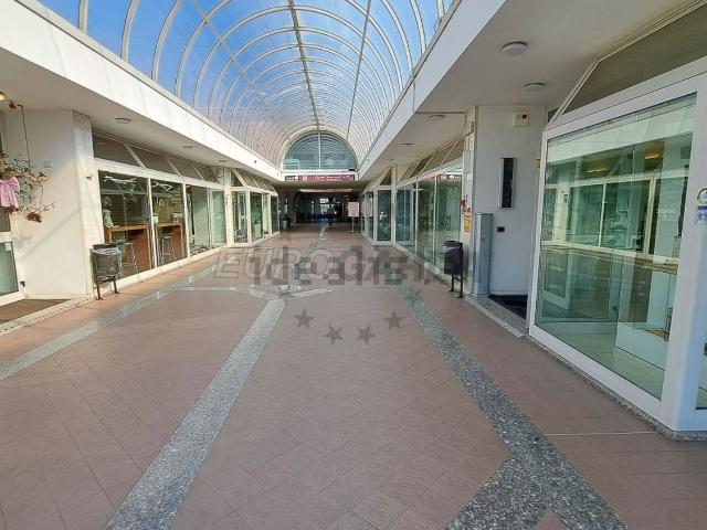 Ufficio in vendita di 130 m² in Via Giovanni Pascoli, 5