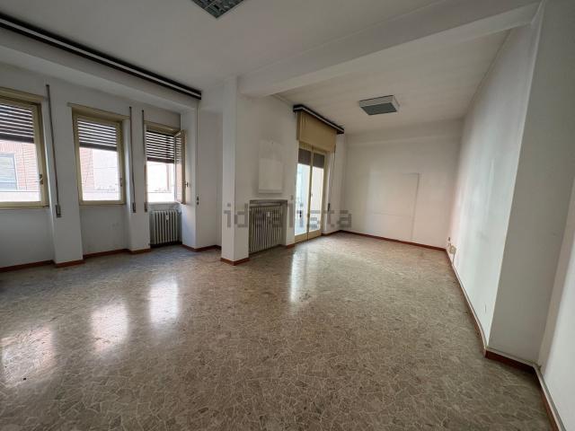 Ufficio in vendita di 130 m² in Via Giulio Cesare Beccaria
