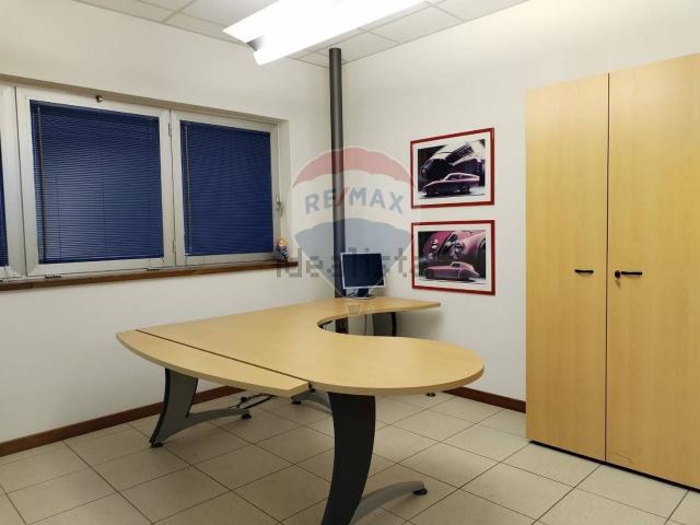 Ufficio in vendita di 130 m² in Via Vittorio Veneto