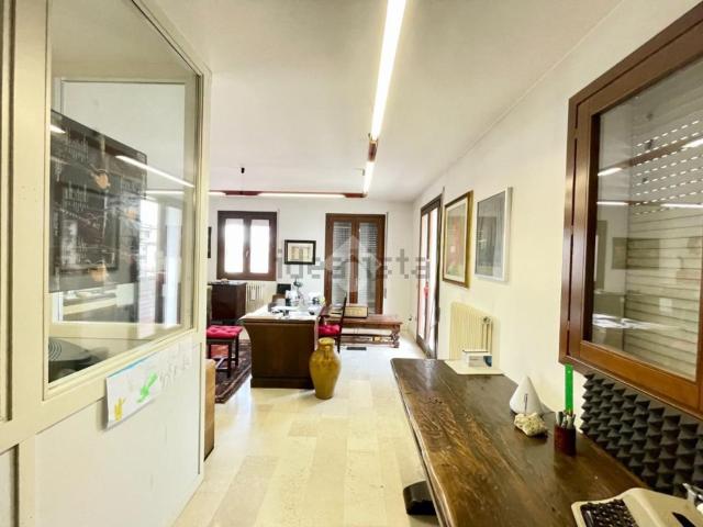Ufficio in vendita di 130 m² in Via Vivaldi