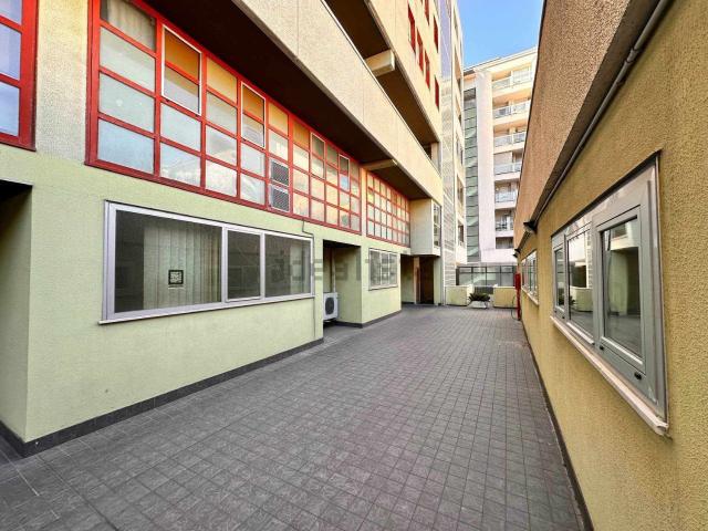 Ufficio in vendita di 145 m² in Via Mario del Monaco, 16