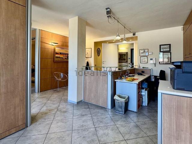 Ufficio in vendita di 140 m²