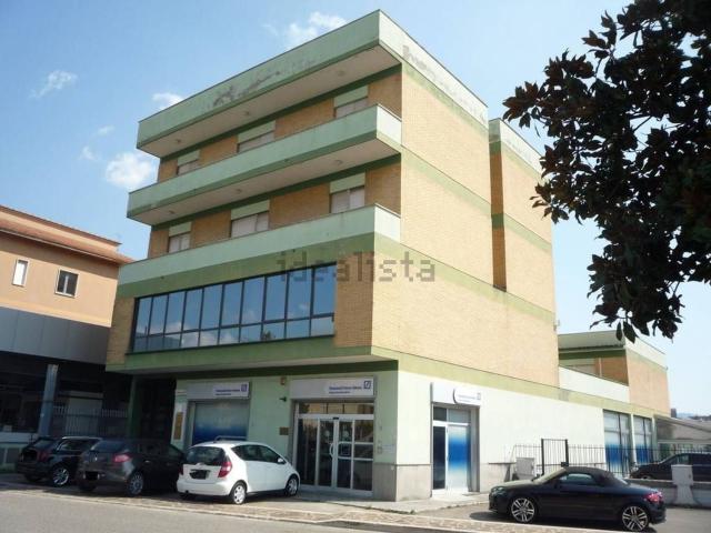 Ufficio in vendita di 140 m² in Via Fedele Calvosa