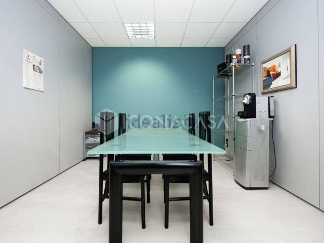 Ufficio in vendita di 141 m² in Via Alessandro Menganti, 5