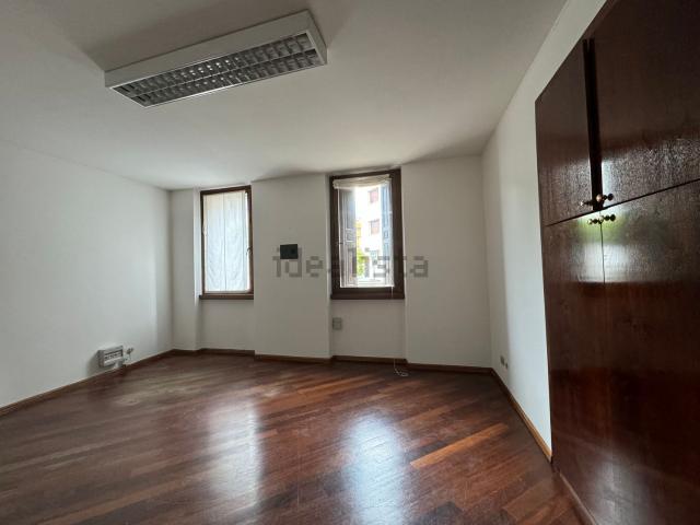 Ufficio in vendita di 143 m² in Via del Tintore