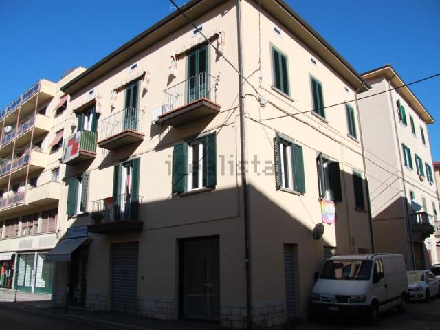 Ufficio in vendita di 155 m² in Via Montanara, 22
