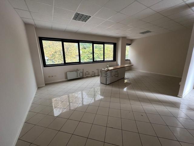 Ufficio in vendita di 155 m² in Via Gagarin